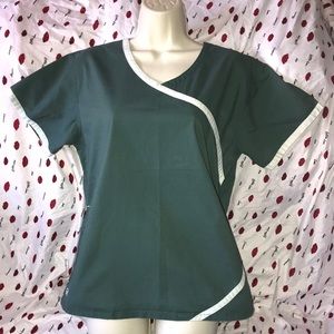 Iguana 🦎 Med small green scrub top 💕
